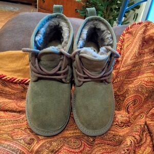 UGG Kids Neumel II Boot Green Moss Kids size 1 Ankle Boot. NWOT